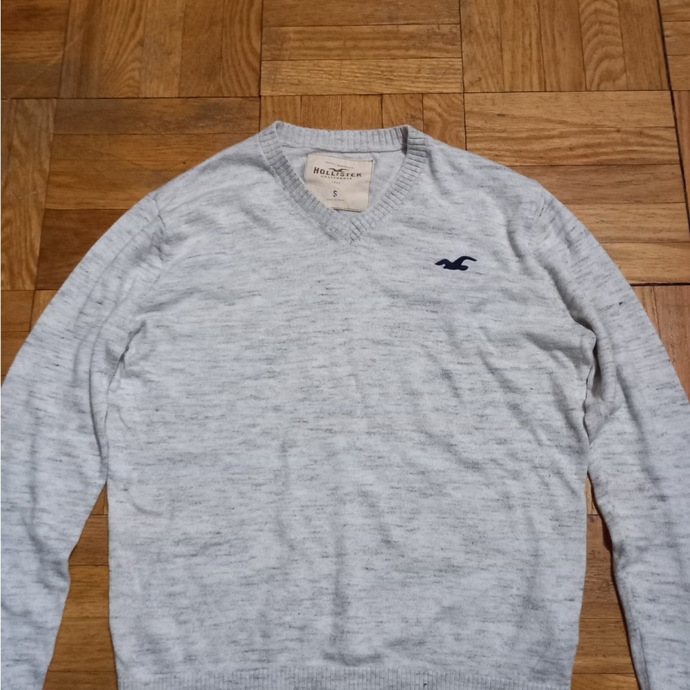 Hollister Men's Light Gray V-Neck Sweater